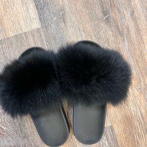 Luxurious Black Fur Slippers with Plush Comfort